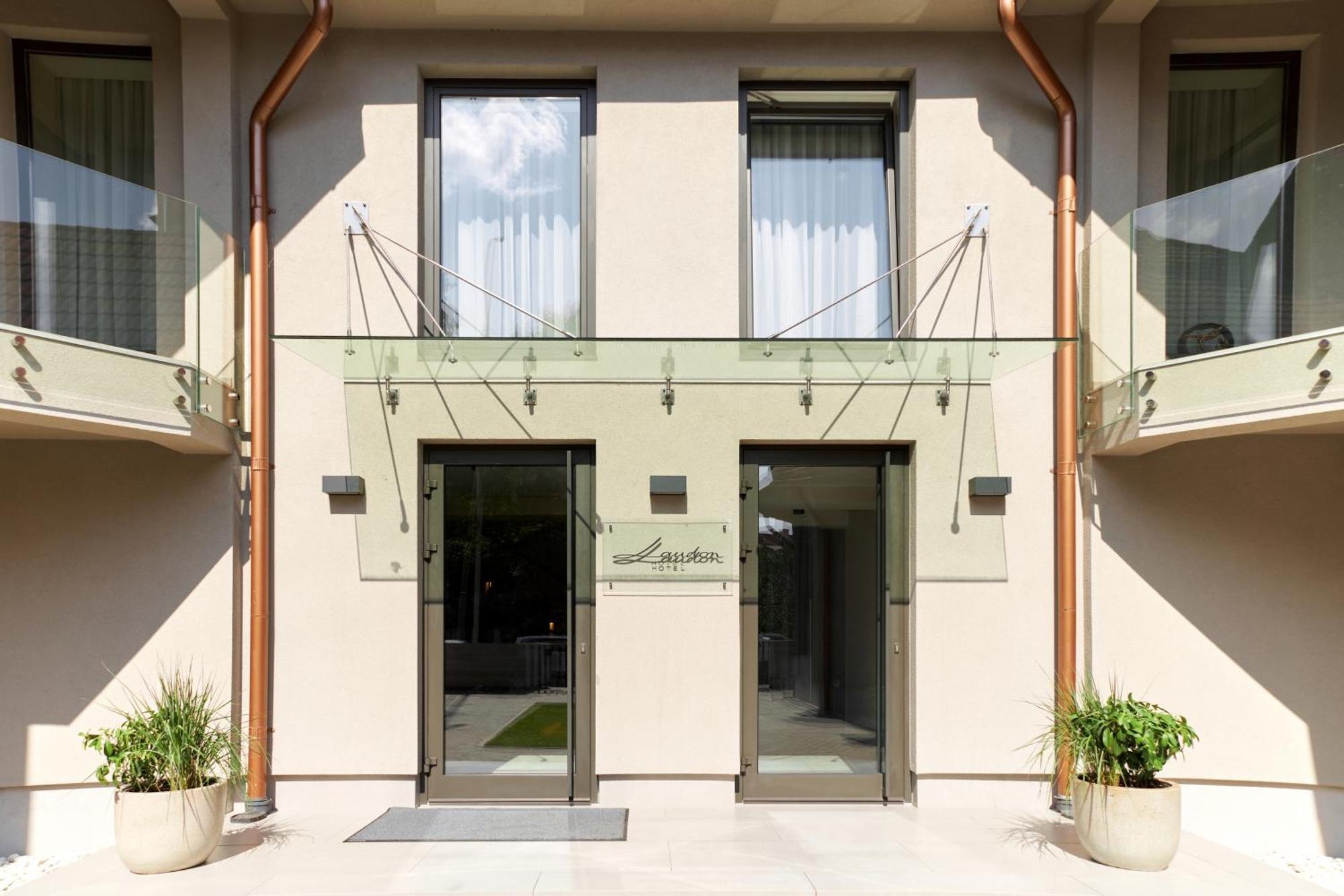 Hotel Laudon 乌日霍罗德 外观 照片
